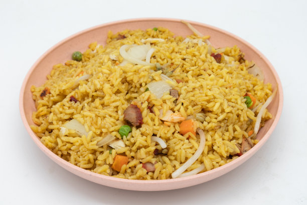 粉红色盘子里的自制中式炒饭图片下载