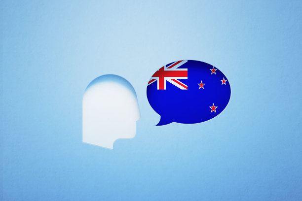 英语学习和说概念-讲话气泡形状纹理与新西兰国旗坐在旁边的一个切出的人的头在蓝色的背景图片下载