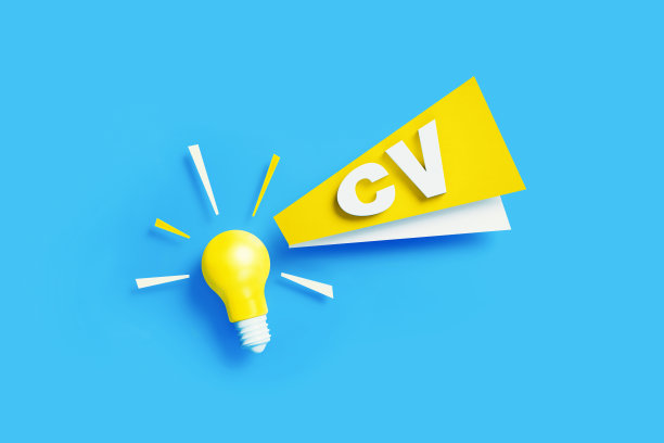 创意和CV概念-灯泡与白色CV文本坐在蓝色背景图片下载