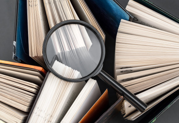 书本上的放大镜。前视图。学习、研究和搜索信息。图片下载