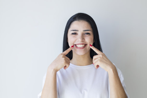 漂亮的年轻女人，有着完美的笑容图片下载