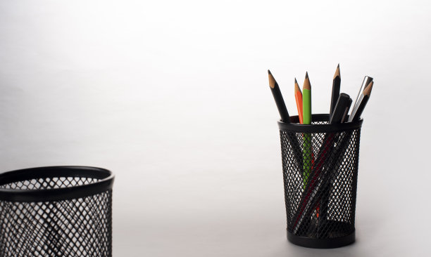 黑色铅笔盒里的铅笔图片下载