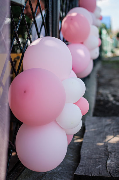 气球装饰假日。白色和粉色的气球图片下载