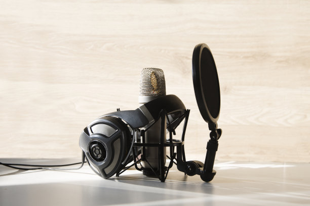 专业麦克风波形和耳机黄色背景横幅。播客或录音棚背景图片下载