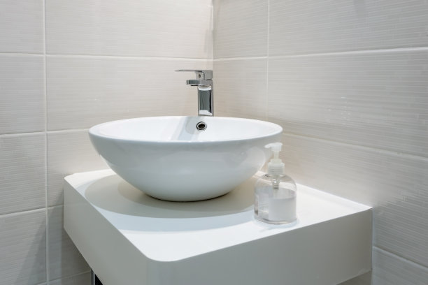 浴室里的白色脸盆，房子里的，酒店里的。概念上的照片。图片下载