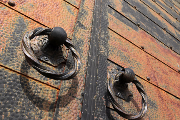 旧的铆接铁门。金属处理。图片下载