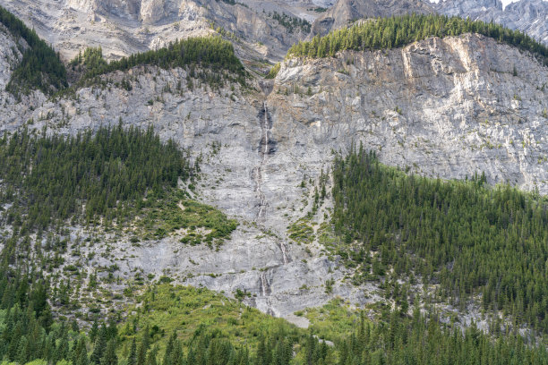 小瀑布从喀斯喀特山流下来。班夫国家公园图片下载