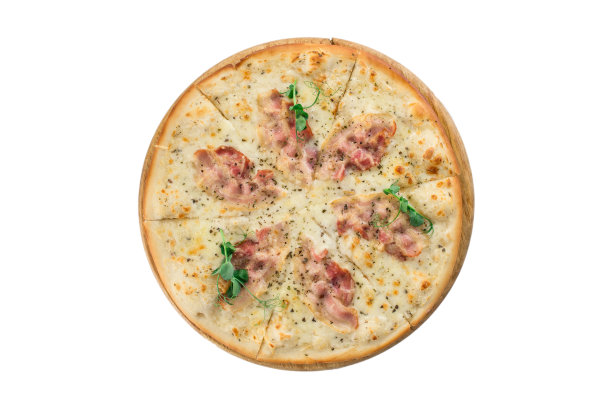 加培根、奶酪的干酪沙司披萨放在木板上，以白色背景隔开图片下载