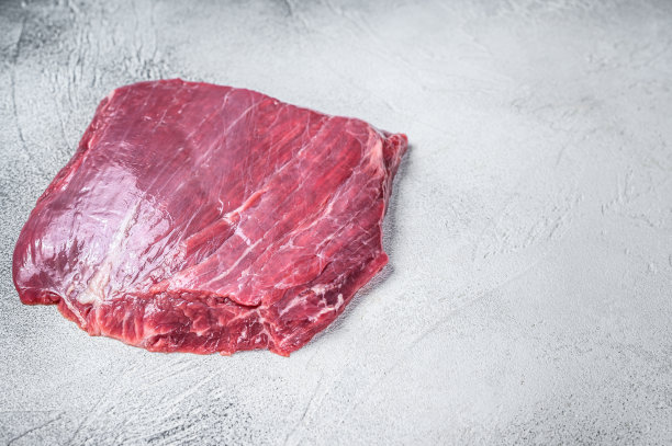 生牛腩或片状牛肉排。白色背景。前视图。本空间图片下载