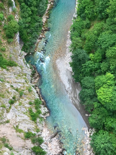 杜米托国家公园的塔拉河峡谷。塔拉是黑山和波黑的一条河流。它出现在科莫维山脉的欧帕斯卡河和维鲁萨河交汇处，迪纳里亚阿尔卑斯山脉的一部分。图片下载