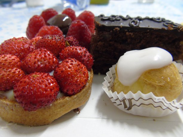 有水果和巧克力的甜蛋糕图片下载