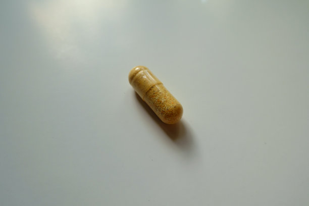 一个橘子纤维素胶囊的多种维生素膳食补充图片下载