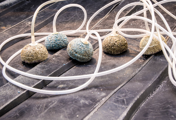 旧氧气球的鱼缸和软管准备使用图片下载