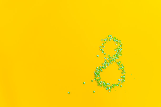 黄色背景上的数字8。极简主义、平面布局图片下载