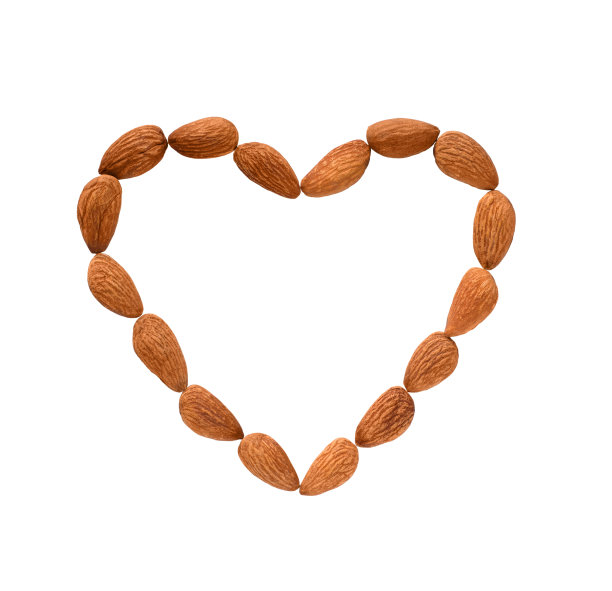 在白色背景上孤立的去皮心形杏仁图片下载