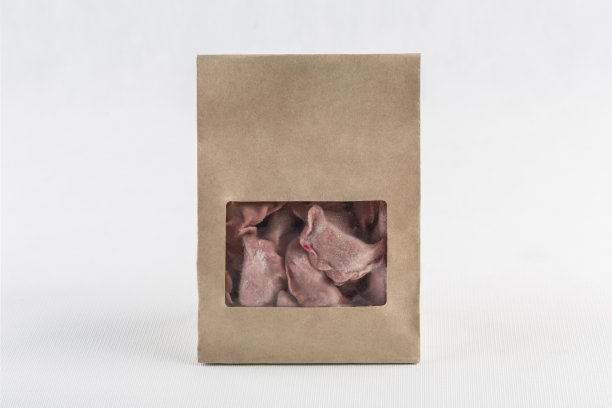 红饺子与樱桃在纸环保包装交付在白色背景，孤立。图片下载