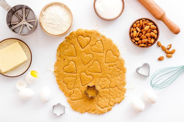 在面团上留出烘焙空间，擀成面团用于烹饪图片下载