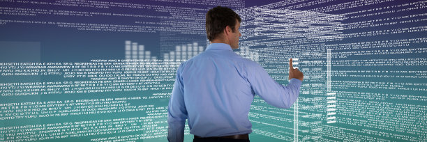 采用隐形界面的蓝色衬衫商人的后视图合成图像图片下载