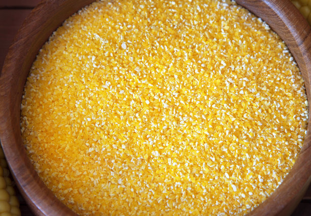木碗里的玉米粉。玉米燕麦图片下载