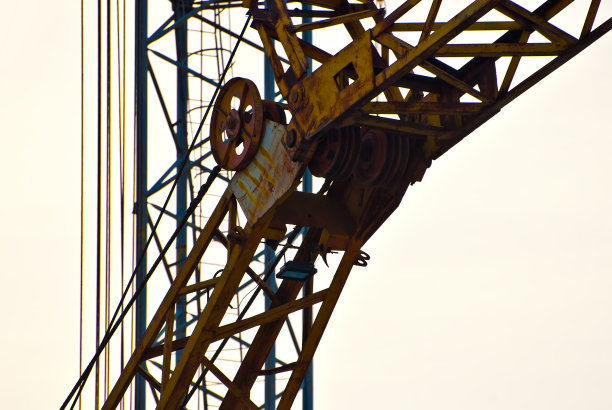 日落背景上一只鹤的剪影。白色背景上的绳子和钩子。图片下载