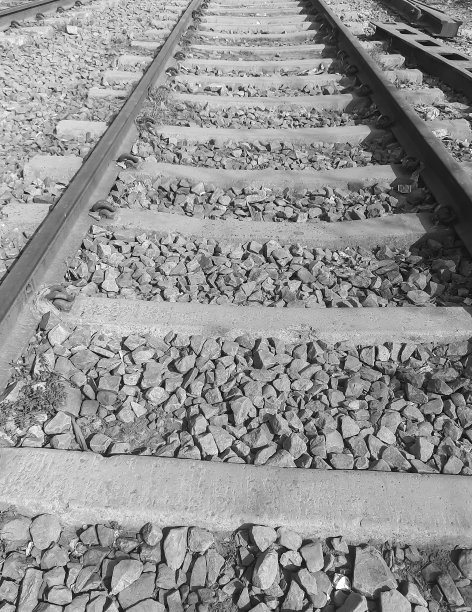 白天从中间看印度德里的铁路轨道，印度铁路轨道，印度铁路枢纽。u2013黑色和白色图片下载