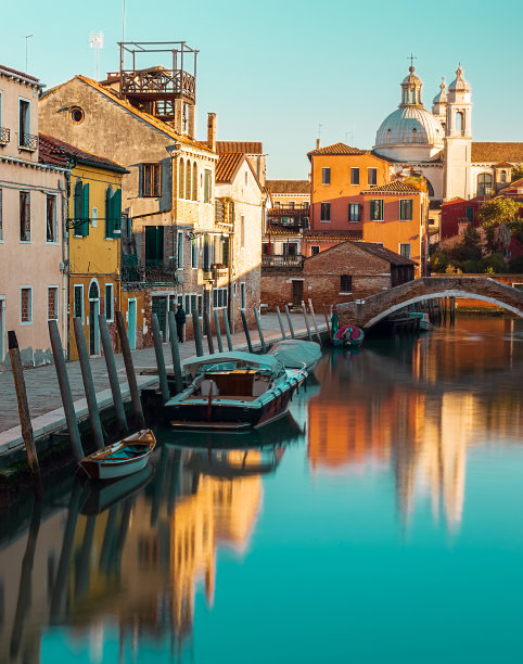 这是威尼斯运河的典型景观图片下载