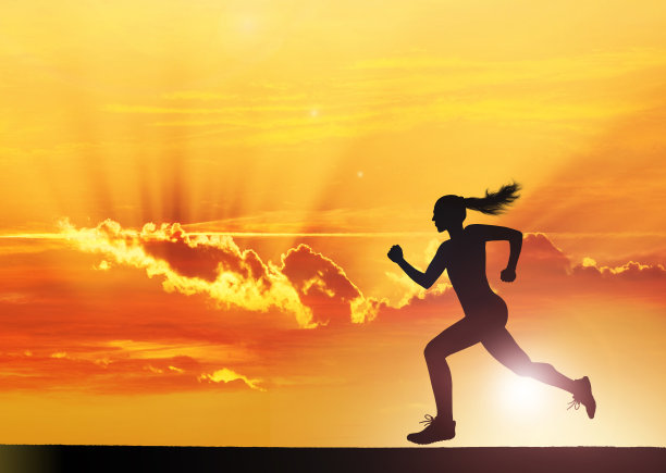 女运动员在日落奔跑图片下载