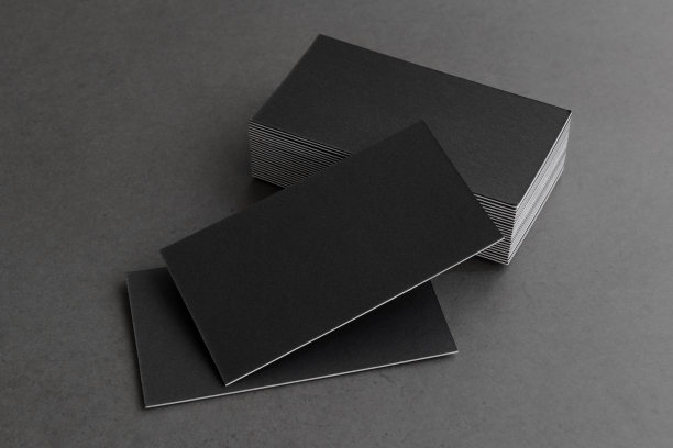 黑色背景的名片。图片下载