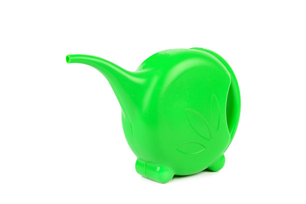 在孤立的背景上，白色的绿色喷壶图片下载