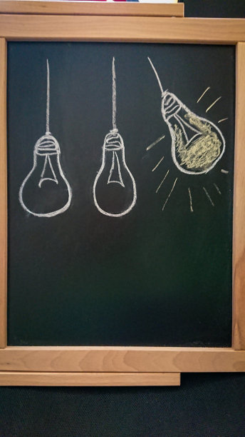 在一块黑板上画着鞋带上的灯泡图片下载