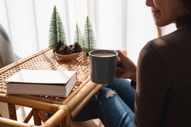 一个年轻漂亮的亚洲女人在家里喝热咖啡图片下载