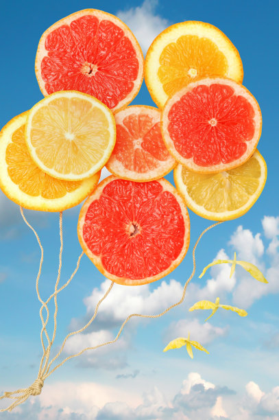 维生素飞行水果气球和鸟在蓝天白云图片下载