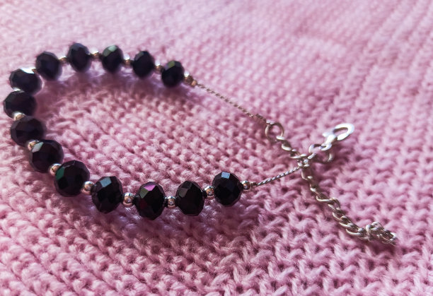 黑色珠子手镯。图片下载