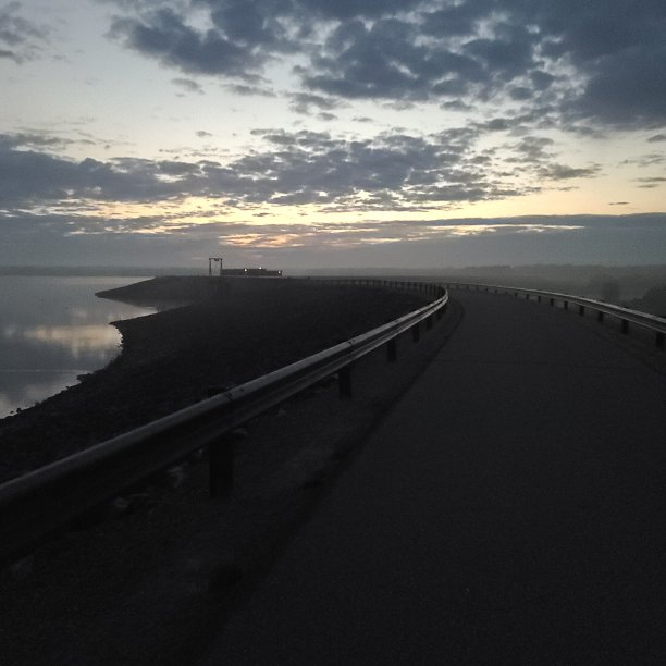 大坝上的日出图片下载