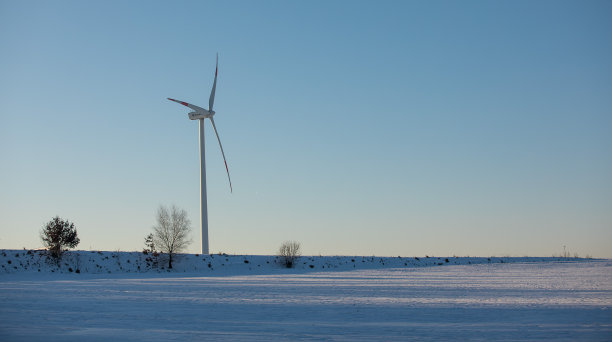 冬天在斯瓦比亚的阿尔伯河上建造风车图片下载