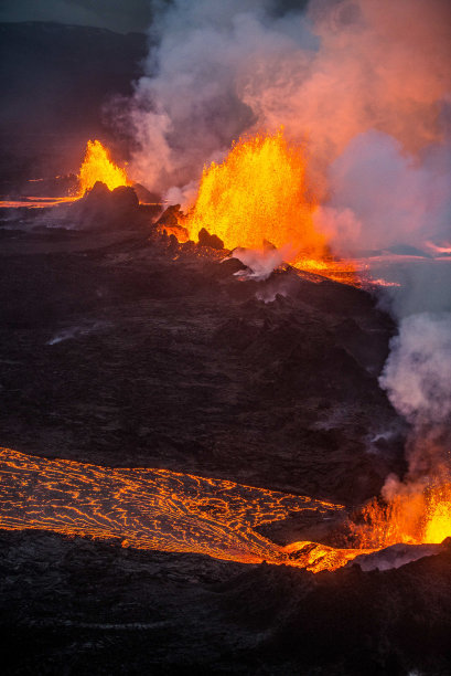 喷出熔岩的火山裂缝图片下载