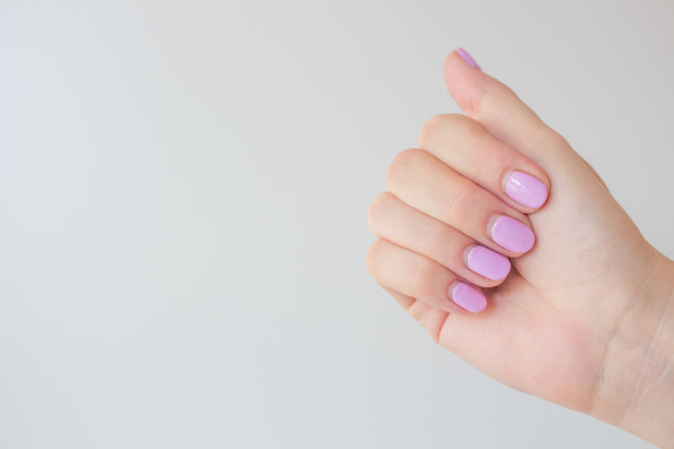 再生的修指甲。女性手指甲再生之前纠正凝胶指甲油。的手。复制空间趋势。文本的地方图片下载