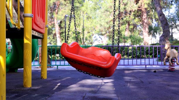 操场上的红色秋千图片下载