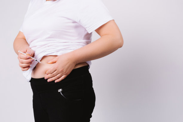 一名糖尿病患者在家用胰岛素笔注射胰岛素的照片。老年女性控制糖尿病。糖尿病患者的生活方式图片下载