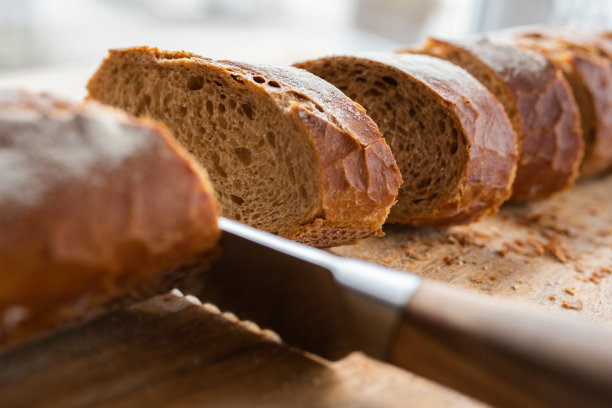 新切的脆皮法棍面包图片下载
