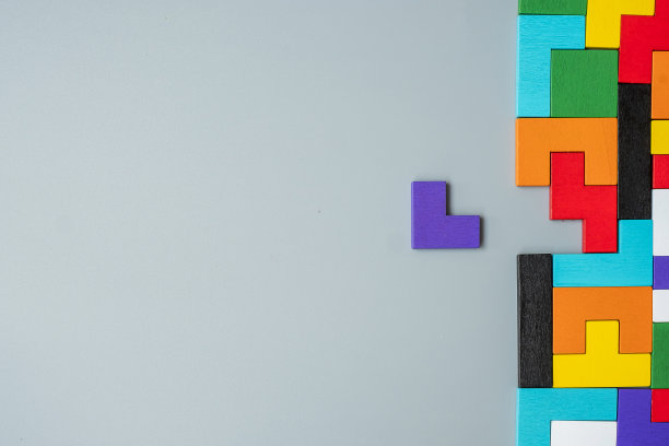 几何形状块与彩色木拼图块背景。逻辑思维，商业逻辑，难题，决策，解决方案，理性，任务，成功，目标和战略概念图片下载