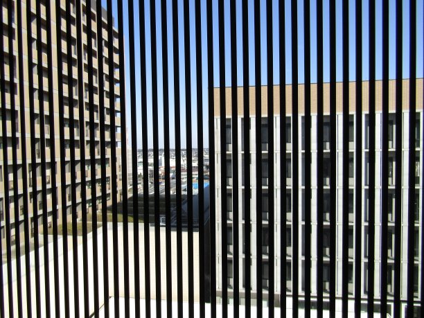 日本。2月。透过百叶窗看到的现代城市。现代艺术。图片下载