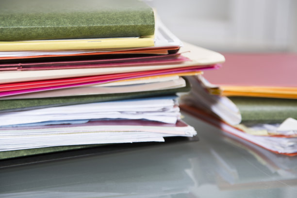 玻璃桌面上的文件堆图片下载