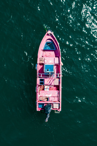 船停泊在海滩上图片下载