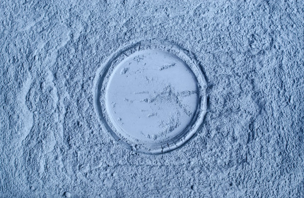 淡蓝色化妆泥粉(海洋面膜、裹体、眼影)纹理近距离，选择性聚焦。摘要背景与圆形的地方为文本。图片下载