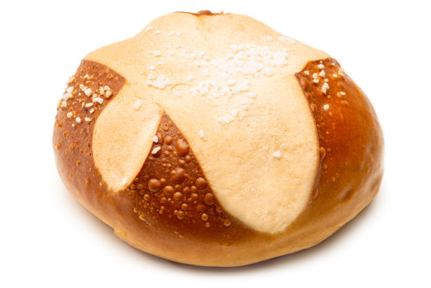 椒盐卷孤立的白色背景-特写图片下载