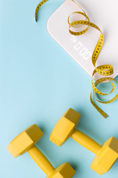 平铺顶视图秤，哑铃和卷尺在蓝色背景图片下载