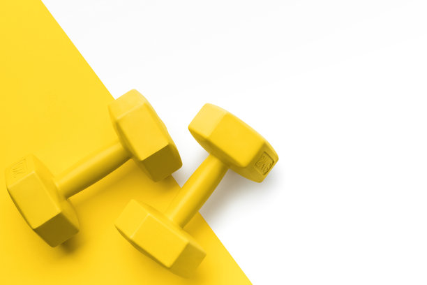 平铺顶部黄色运动设备与拷贝空间图片下载