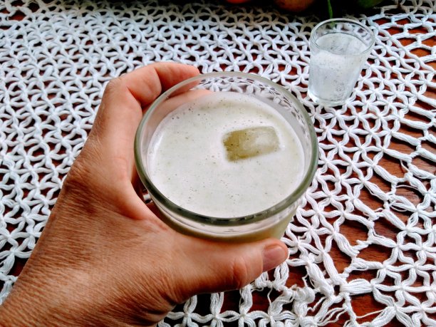 手握玻璃杯图片下载