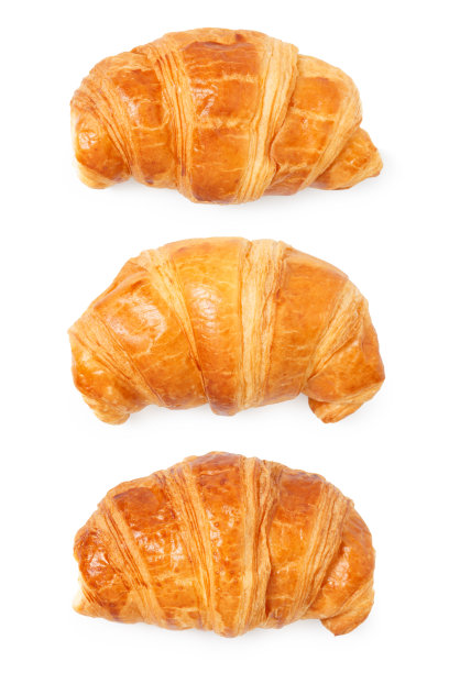 新鲜牛角面包孤立在白色背景的俯视图。早上大陆早餐。图片下载